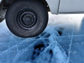 Автомобиль, стоящий на льду