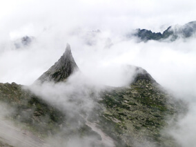 Горы в большом количестве тумана