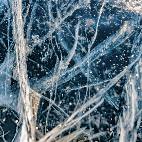 Фотография зимнего Байкала: прозрачный треснувший лед